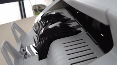 Banknotlar için sayma makinesi. Hesap makinesindeki dolarlar. Dolar banknotlarının yeniden hesaplanması. Amerikan doları banknotlar için bir makine tarafından sayılır..