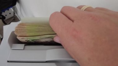 Banknotlar için sayma makinesi. Ukrayna parası bir hesap makinesinde. Ukrayna para biriminin dönüştürülmesi. Ukrayna parası banknotlar için bir makine tarafından sayılır. Ukrayna Hryvnia 'sı.