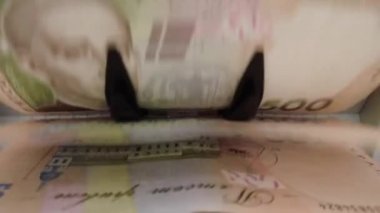 Banknotlar için sayma makinesi. Ukrayna parası bir hesap makinesinde. Ukrayna para biriminin dönüştürülmesi. Ukrayna parası banknotlar için bir makine tarafından sayılır. Ukrayna Hryvnia 'sı.