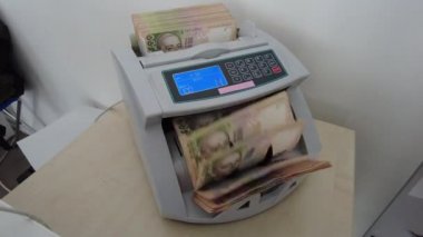 Banknotlar için sayma makinesi. Ukrayna parası bir hesap makinesinde. Ukrayna para biriminin dönüştürülmesi. Ukrayna parası banknotlar için bir makine tarafından sayılır. Ukrayna Hryvnia 'sı.