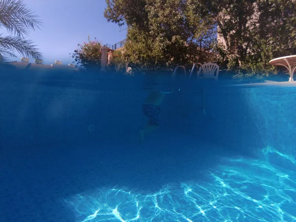 ラルナカ キプロス 9月2021 子供がプールに飛び込みます プールでの夏休み 円のある少年がプールに飛び込む — ストック写真