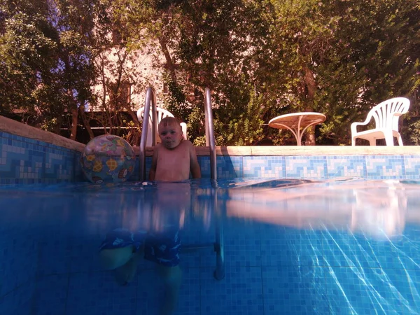 Larnaca Chipre Setembro 2021 Uma Criança Mergulha Piscina Férias Piscina — Fotografia de Stock