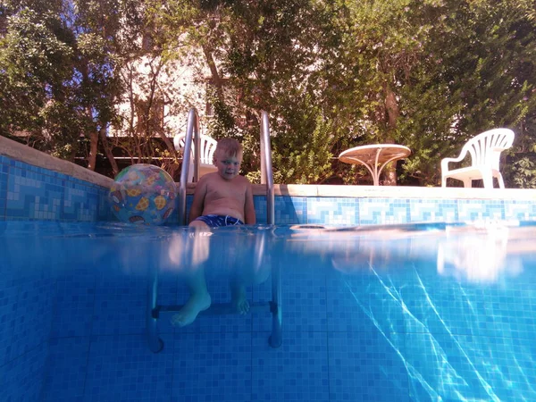 ラルナカ キプロス 9月2021 子供がプールに飛び込みます プールでの夏休み 円のある少年がプールに飛び込む — ストック写真