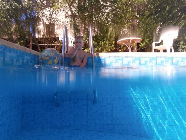 Larnaca Cyprus September 2021 Child Dives Pool Summer Vacation Pool — Stock Photo, Image