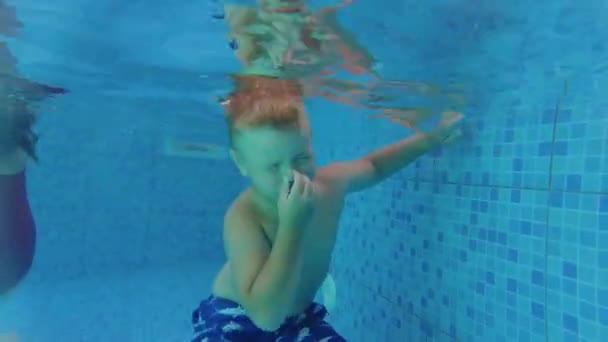 Larnaca Chypre Septembre 2021 Enfant Plonge Dans Piscine Vacances Été — Video