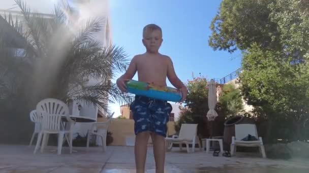 Larnaca Cyprus September 2021 Child Dives Pool Summer Vacation Pool — Stock Video