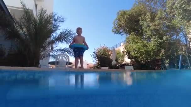 Larnaca Cyprus September 2021 Child Dives Pool Summer Vacation Pool — Stock Video