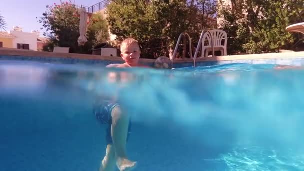 Larnaca Chipre Setembro 2021 Uma Criança Mergulha Piscina Férias Piscina — Vídeo de Stock