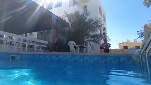 Larnaca Chipre Septiembre 2021 Niño Sumerge Piscina Vacaciones Verano Piscina — Vídeos de Stock