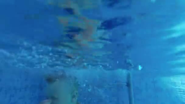 Larnaca Chypre Septembre 2021 Enfant Plonge Dans Piscine Vacances Été — Video