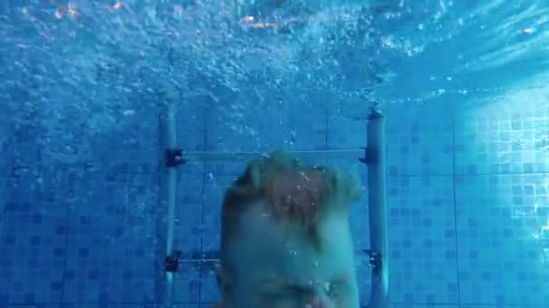 Larnaca Kypr Září 2021 Bazénu Ponoří Dítě Letní Dovolená Bazénu — Stock video
