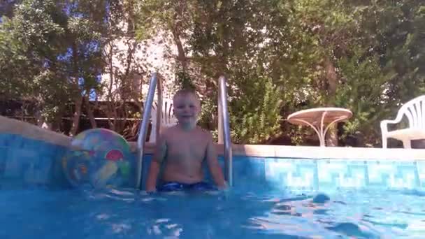 Larnaca Cyprus September 2021 Child Dives Pool Summer Vacation Pool — Stock Video