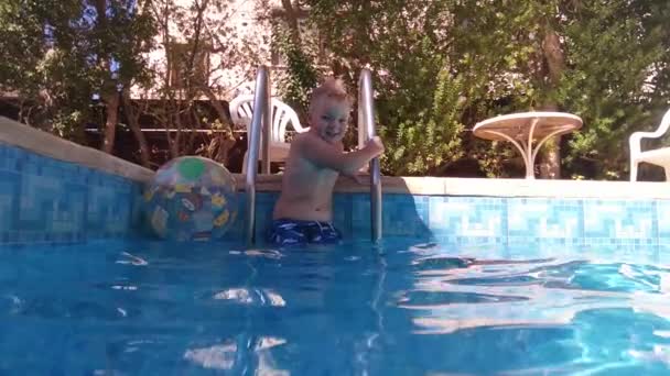 Larnaca Cyprus September 2021 Child Dives Pool Summer Vacation Pool — Stock Video