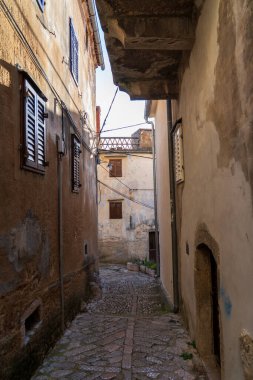 KRK Adası, Vrbnik, Hırvatistan - 19 Nisan 2025: Şehir manzarası. Tarihi mülkün görünümü.