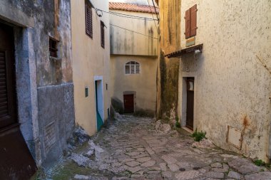 KRK Adası, Vrbnik, Hırvatistan - 19 Nisan 2025: Şehir manzarası. Tarihi mülkün görünümü.