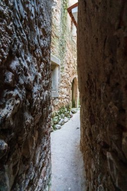 KRK Adası, Vrbnik, Hırvatistan - 19 Nisan 2025: Şehir manzarası. Kıyı şeridi, kayalık sahil ve dağlar görünüyor..