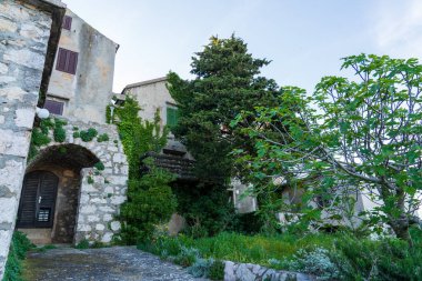 KRK Adası, Vrbnik, Hırvatistan - 19 Nisan 2025: Şehir manzarası. Tarihi mülkün görünümü.