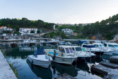 KRK Adası, Vrbnik, Hırvatistan - 19 Nisan 2025: Şehir manzarası. Tarihi mülkün görünümü.