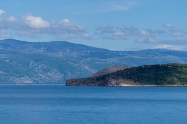 Vrbnik, Hırvatistan - 20 Nisan 2025: Dağların ve denizin panoramik manzarası. Dağların, denizin ve ormanın güzel manzarası.