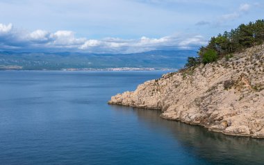 Vrbnik, Hırvatistan - 20 Nisan 2025: Dağların ve denizin panoramik manzarası. Dağların, denizin ve ormanın güzel manzarası.