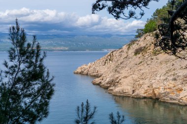 Vrbnik, Hırvatistan - 20 Nisan 2025: Dağların ve denizin panoramik manzarası. Dağların, denizin ve ormanın güzel manzarası.