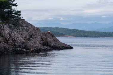 Vrbnik, Hırvatistan - 20 Nisan 2025: Dağların ve denizin panoramik manzarası. Dağların, denizin ve ormanın güzel manzarası.
