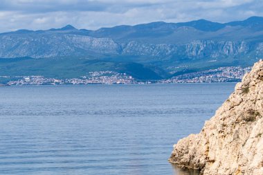 Vrbnik, Hırvatistan - 20 Nisan 2025: Dağların ve denizin panoramik manzarası. Dağların, denizin ve ormanın güzel manzarası.