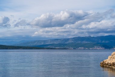 Vrbnik, Hırvatistan - 20 Nisan 2025: Dağların ve denizin panoramik manzarası. Dağların, denizin ve ormanın güzel manzarası.