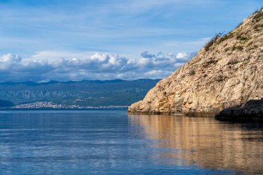 Vrbnik, Hırvatistan - 20 Nisan 2025: Dağların ve denizin panoramik manzarası. Dağların, denizin ve ormanın güzel manzarası.