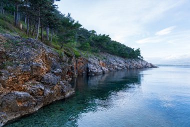 Vrbnik, Hırvatistan - 20 Nisan 2025: Dağların ve denizin panoramik manzarası. Dağların, denizin ve ormanın güzel manzarası.