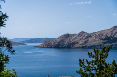 Bashka, Hırvatistan - 20 Nisan 2025: Deniz ve dağ manzaralı kasaba mezarlığı manzarası.