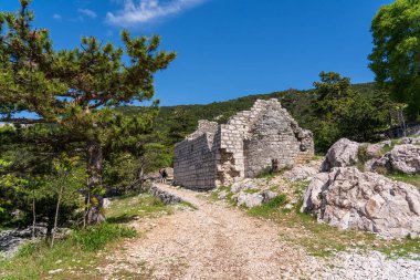 Bashka, Hırvatistan - 20 Nisan 2025: Deniz ve dağ manzaralı kasaba mezarlığı manzarası.