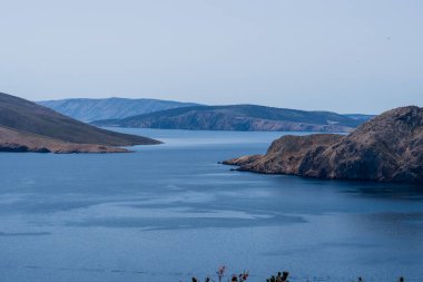 Bashka, Hırvatistan - 20 Nisan 2025: Deniz ve dağ manzaralı kasaba mezarlığı manzarası.