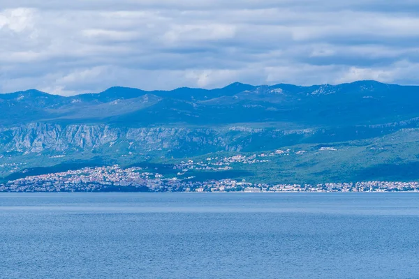Vrbnik, Hırvatistan - 20 Nisan 2025: Dağların ve denizin panoramik manzarası. Dağların, denizin ve ormanın güzel manzarası.