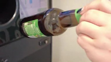 Brno, Çek Cumhuriyeti - 10 Temmuz 2025: Bir kız şişeleri şehirdeki bir mağazadaki satış makinesine iade etti