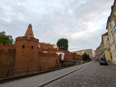 Varşova, Polonya 1 Haziran 2025: Yayalar Polonya bayraklarıyla süslenmiş tarihi Krakowskie Przedmiescie caddesi boyunca yürüyorlar, açık hava kafeleri ve Jess Hotel & Spa 'dan geçiyorlar..