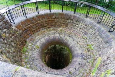 Bila Tremesna, Çek Cumhuriyeti - 27 Temmuz 2025: Elbe Nehri üzerinde peri masalı kuleleri bulunan Les Kralovstvi barajının manzarası. Tarihi mimarinin, yeşil ormanın ve taş köprünün güzel manzarası.