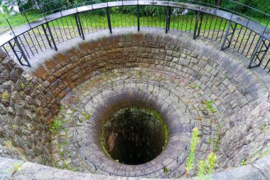 Bila Tremesna, Çek Cumhuriyeti - 27 Temmuz 2025: Elbe Nehri üzerinde peri masalı kuleleri bulunan Les Kralovstvi barajının manzarası. Tarihi mimarinin, yeşil ormanın ve taş köprünün güzel manzarası.