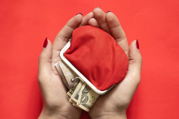 Американські Долари Червоному Жіночому Гаманці Жіночій Руці Ізольованому Фоновому Плані — стокове фото