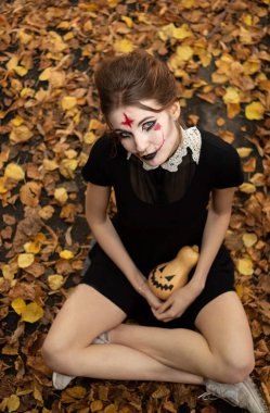 Cadılar Bayramı 'nda cadılar bayramı için cadılar bayramı görünümünde genç bir kızın portresi.