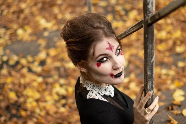 Ritratto Una Giovane Ragazza Immagine Una Strega Halloween Stile Urbano — Foto Stock