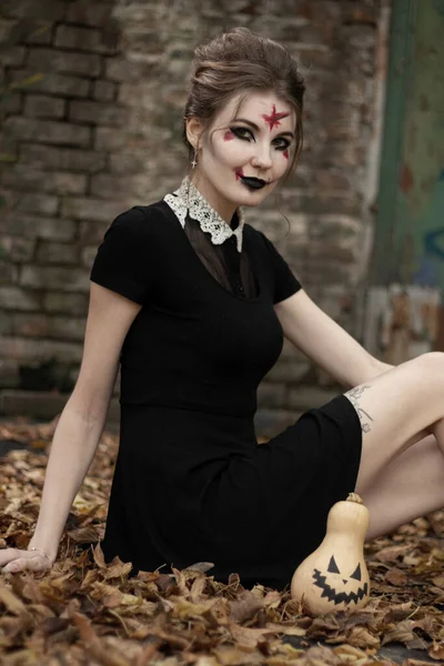 Portrét Mladé Dívky Obrazu Čarodějnice Pro Halloween Městském Stylu Halloween — Stock fotografie