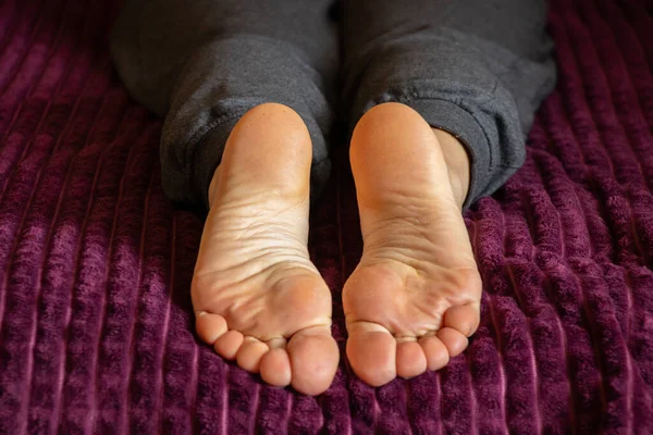 Pieds Nus Féminins Sur Lit Dans Chambre Repos Sur Lit — Photo