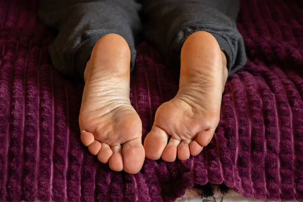 Feminino Descalço Pés Sobre Cama Quarto Descansar Sobre Cama — Fotografia de Stock