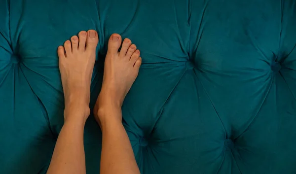 Γυναικεία Γυμνά Πόδια Στο Κρεβάτι Στην Κρεβατοκάμαρα Αναπαύονται Στο Κρεβάτι — Φωτογραφία Αρχείου