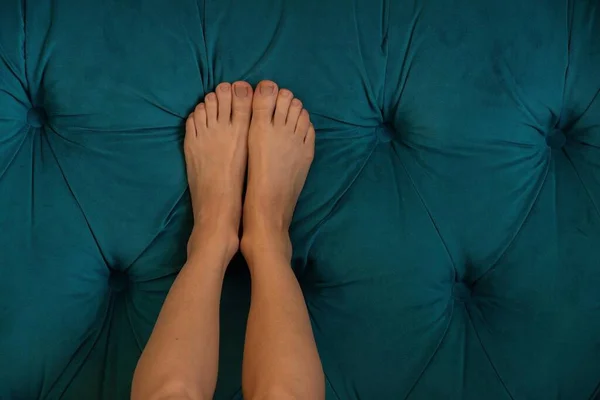 Piedi Nudi Femminili Sul Letto Camera Letto Riposo Sul Letto — Foto Stock