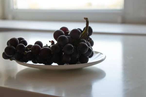 Ripe Grapes Lies White Plate White Table Kitchen — Stock Photo, Image