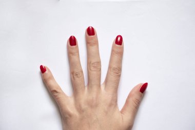 İzole edilmiş arkaplanda kadın eli var.