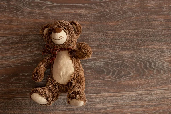 Brun Barnteddybjörn Ligger Trägolvet Barnleksaker — Stockfoto