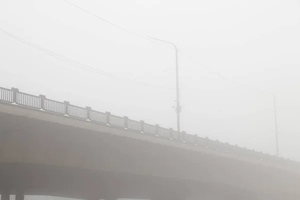早上在德涅斯特河畔的乌克林市的雾中 一座古老的桥 — 图库照片